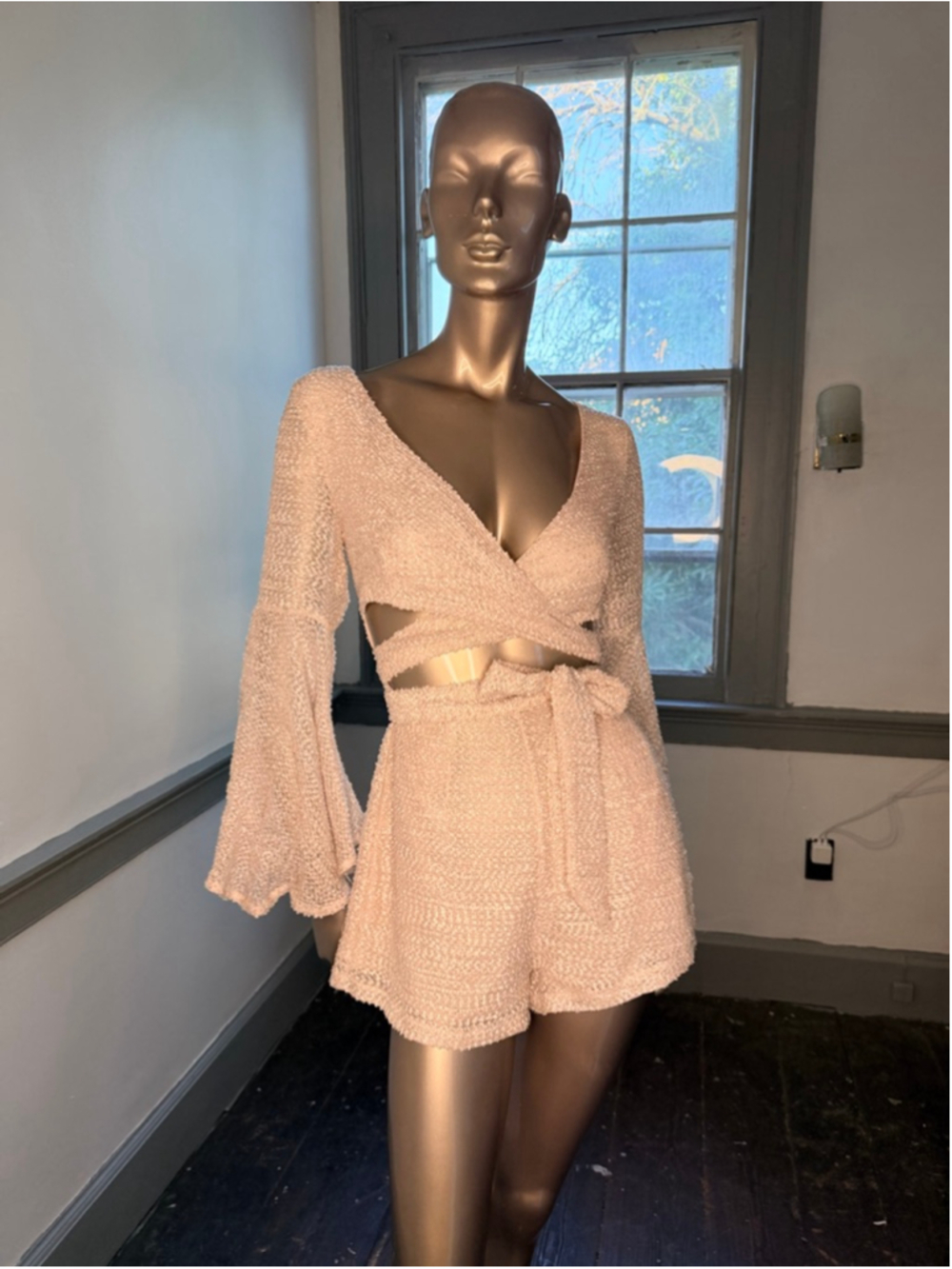NWT Selfie Leslie Beige Bouclé Cutout Romper Bell Sleeve Tie Waist Size Small